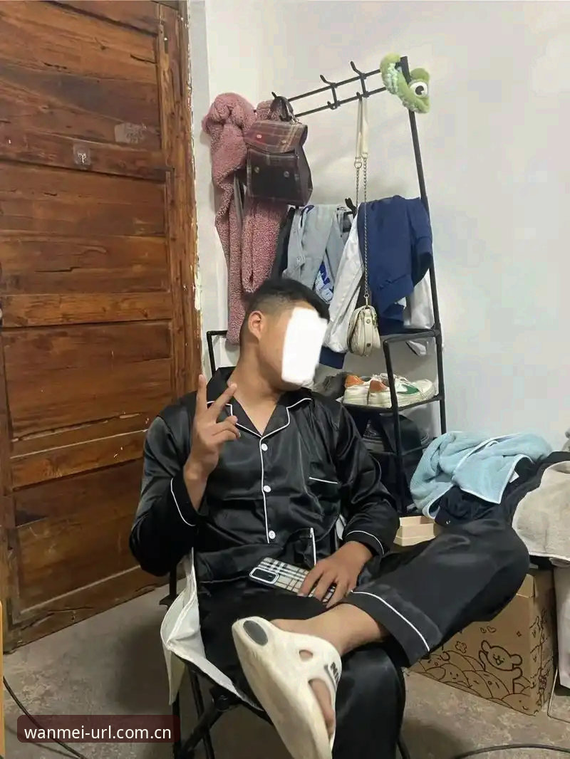完美体育APP数据导出 还在对着满屏的赛事数据发呆,不知道从哪儿下手?我也在旧版APP里翻箱倒柜找过数据导出入口,那种卡在半路的感觉,跟拧开一罐没糖的苏打水一样,气儿足,却不解渴。很多人问“如何导出完美体育APP历史数据”,其实答案不藏在你来我往的客服对话里,而是藏在V3.1版本中那一条被重新梳理过的路径里。换新版本后,官方在视觉上做了减法,却在功能层级上加了密。最直观的对比,是旧版在底部“我的”页面里放着一个不起眼的导出按钮,而新版把这个入口收进了CN官方品牌站的数据面板。默认首页看不到,菜单也不在折叠区——它去了主页右上角那个三个点或四条杠的菜单里,点了以后选“CN官方品牌站”,再登录一次账号,才能进入中文版历史记录界面。多出来的两步登录,让习惯直来直去的用户觉着绕了些,但这正是用来锁数据权限的安全阀。